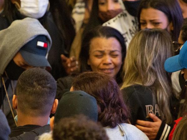 A mãe do cantor, Valquíria Nascimento, é confortada por familiares e fãs - Amauri Nehn/Brazil News