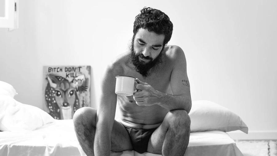 Caio Blat posou de cueca e ganhou elogio da namorada Luísa Arraes - Reprodução/Instagram