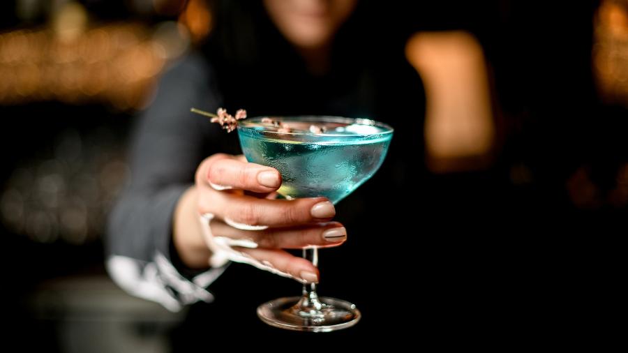 Versatilidade e sabor contribuíram para o gim ganhar cada vez mais espaço em bares e restaurantes brasileiros - iStock / Getty Images