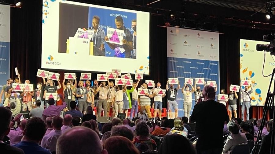 Ato durante a Conferência Mundial de HIV no Canadá: manifestantes seguram cartaz em que se lê, em inglês, "Biden, você falhou na resposta ao monkeypox" - Rico Vasconcelos