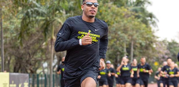 Paulo André correndo na pista de atletismo