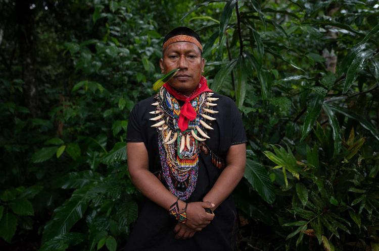 Alex Lucitante, um dos membros da etnia Cofan, posa para uma foto no vilarejo de Avie, no Equador. Seu povo é famoso por ter expulsado garimpeiros da região - PEDRO PARDO/AFP - PEDRO PARDO/AFP