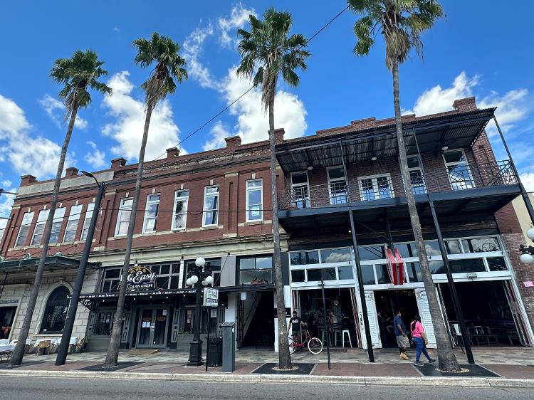 A 7th Street, em Ybor City, área histórica de Tampa