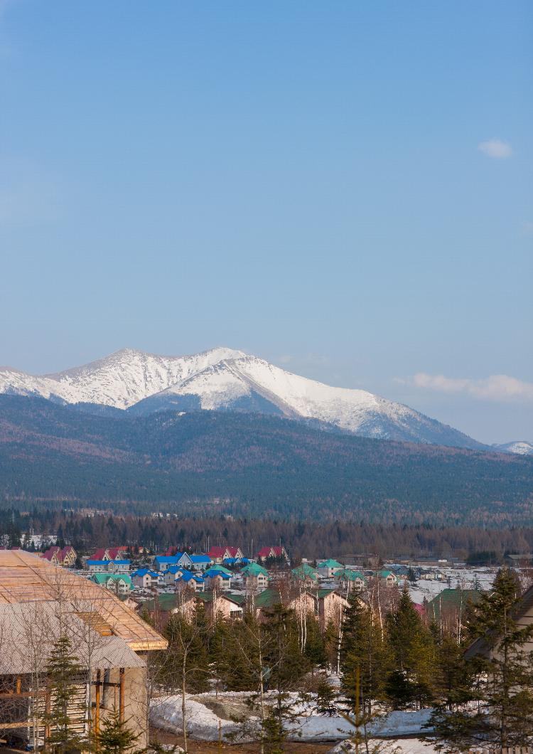 Casas e apartamentos ocupam os pés do Monte Paektu, em Samjiyon, na Coreia do Norte