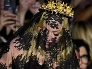 Madonna investe em coroa e véu rendado em Semana de Moda de Milão