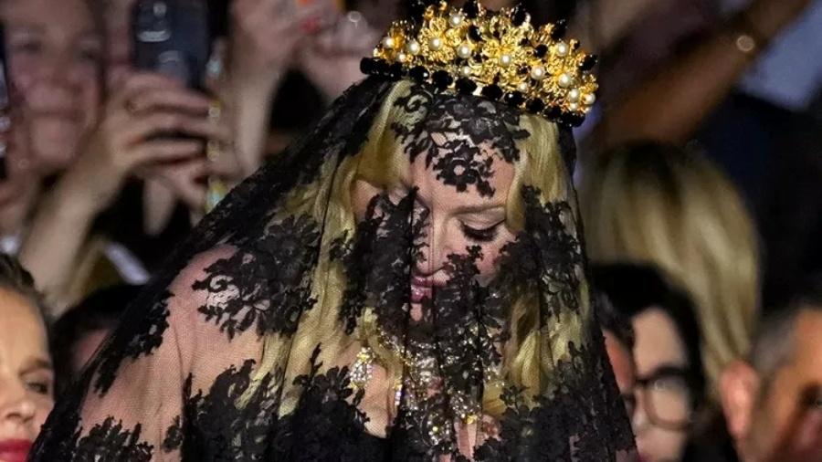 Cantora Madonna usa véu preto em Semana de Moda de Milão