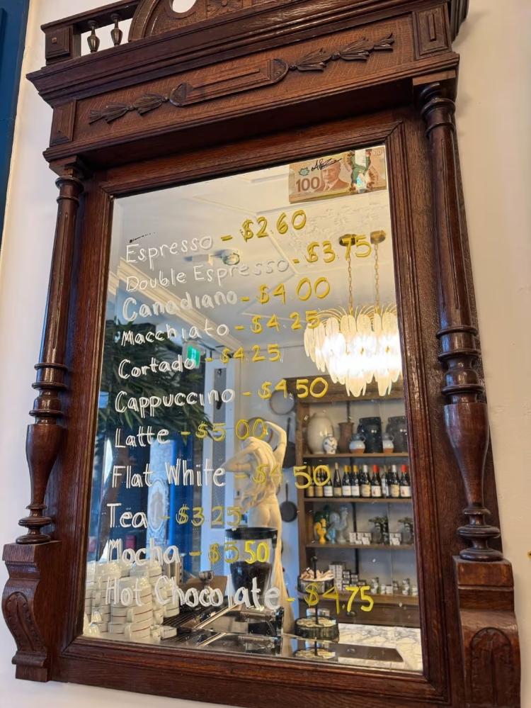Até no português Café Belém, de Toronto, o americano virou canadiano Até no português Café Belém, de Toronto, o americano virou canadiano