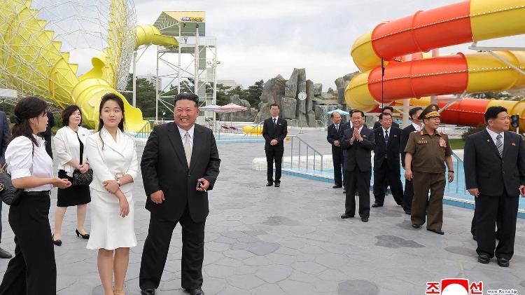 Kim Jong-un sorrindo ao lado da filha e sua possível sucessora, Kim Ju Ae, na inauguração do resort Kim Jong-un sorrindo ao lado da filha e sua possível sucessora, Kim Ju Ae, na inauguração do resort