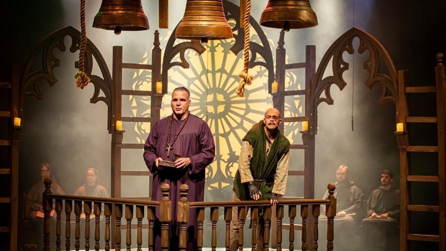 Saulo Vasconcelos e Abner Debret em cena do musical "Os Sons de Notre Dame" Saulo Vasconcelos e Abner Debret em cena do musical "Os Sons de Notre Dame"