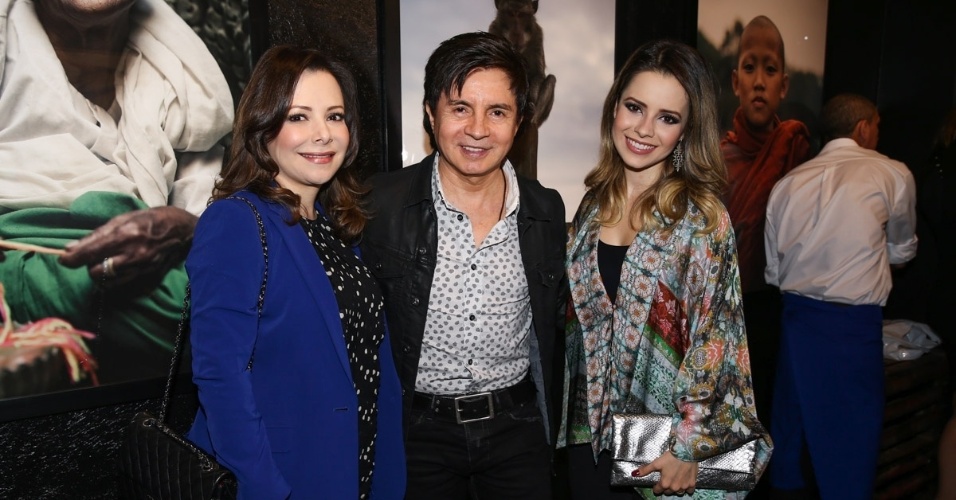 16.jul.2015 - O cantor Xororó, a mulher Noely e a cantora Sandy chegam para conferir a abertura da exposição fotográfica de Júnior Lima, realizada em uma galeria de arte em São Paulo