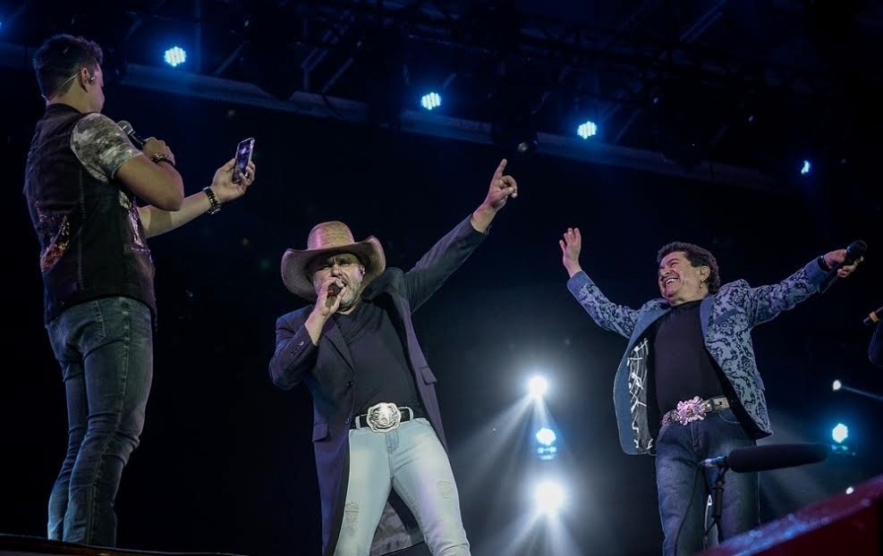 20.ago.2015 - João Neto & Frederico e Rionegro & Solimões foram os primeiros a subir ao palco da arena do Parque do Peão na noite desta quinta-feira - Francisco Cepeda/AgNews