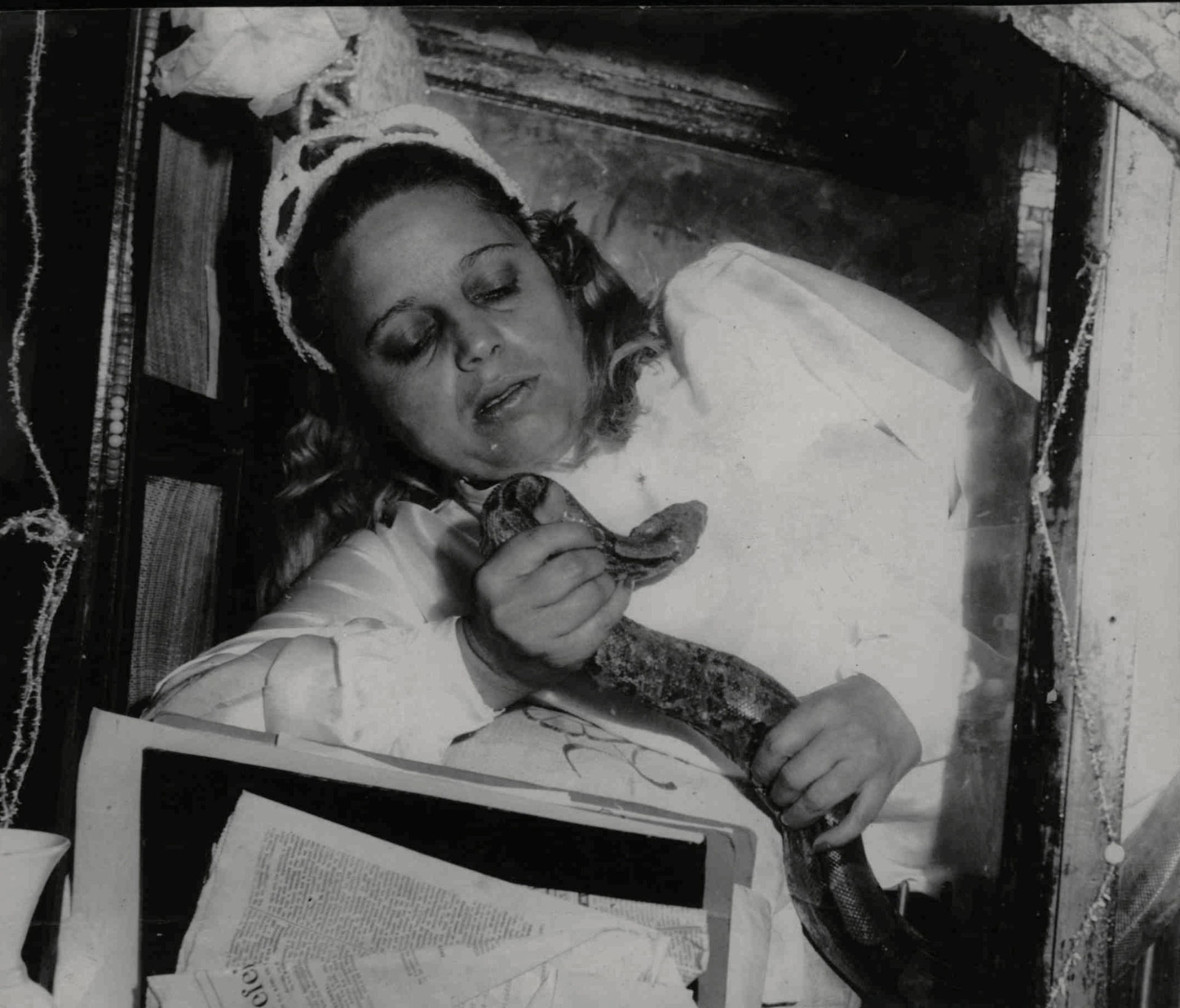 A faquiresa Marciana em imagem do livro "Cravo na Carne: Fama e Fome - O Faquirismo Feminino no Brasil", de Alberto de Oliveira e Alberto Camarero - Reprodução