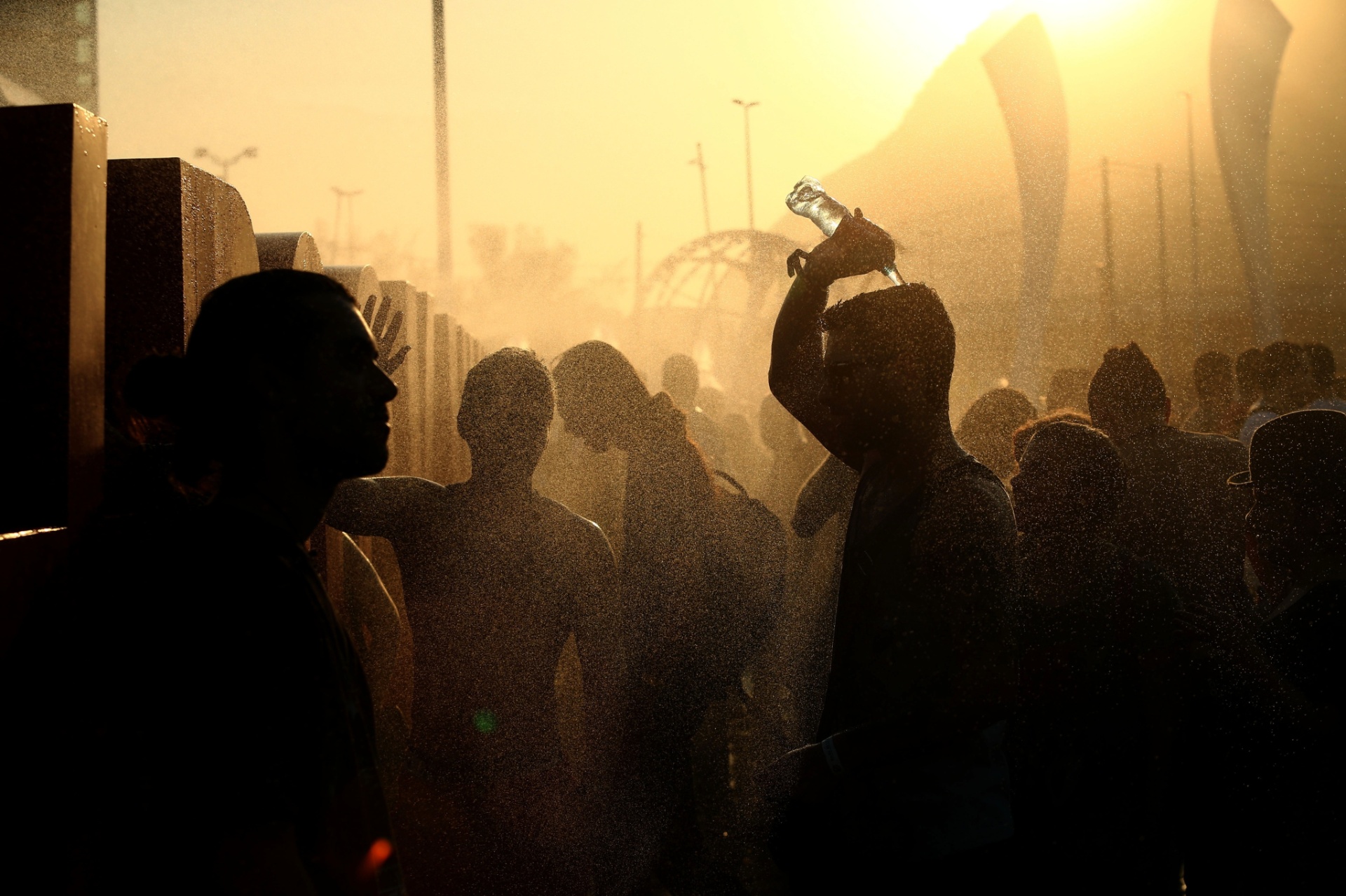 24.set.2015 - Fãs do Rock in Rio enfrentam dia de calor de mais de 40° C nesta quinta-feira. Segundo o Alerta Rio, a temperatura na cidade nesta tarde chegou a 41,3° C (com sensação térmica de até 44,4° C) - Wilton Junior/Estadão Conteúdo