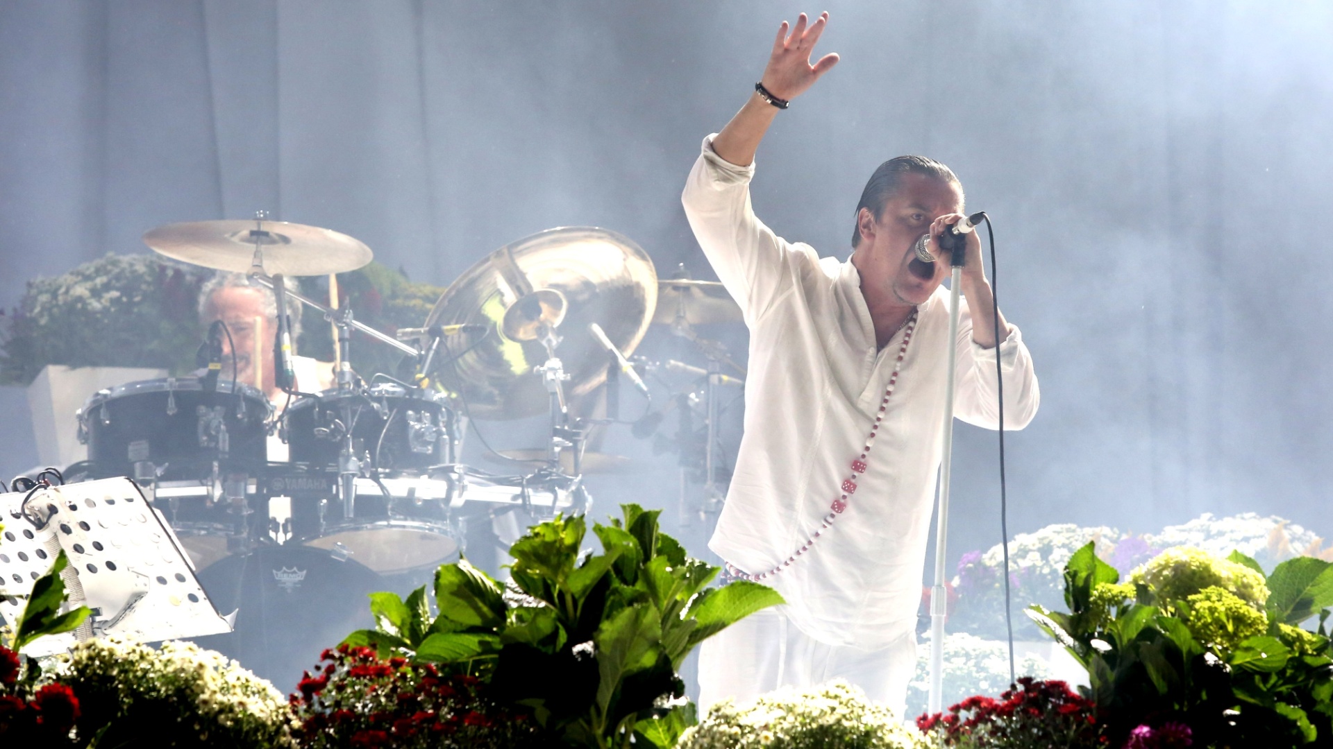 25.set.2015 - De branco e com o palco adornado com flores, o Faith No More se apresenta no palco Mundo, durante o quinto dia de shows do Rock in Rio 2015 - Marco Antônio Teixeira/UOL