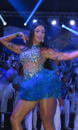 28.nov.15 - Aline Riscado, rainha de bateria, da escola de samba Acadêmicos de Tucuruvi, samba em ensaio da escola