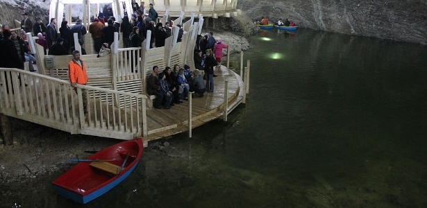 Passear de barco é uma das atividades favoritas de quem visita a mina - Cristian Bortes/Creative Commons - Cristian Bortes/Creative Commons