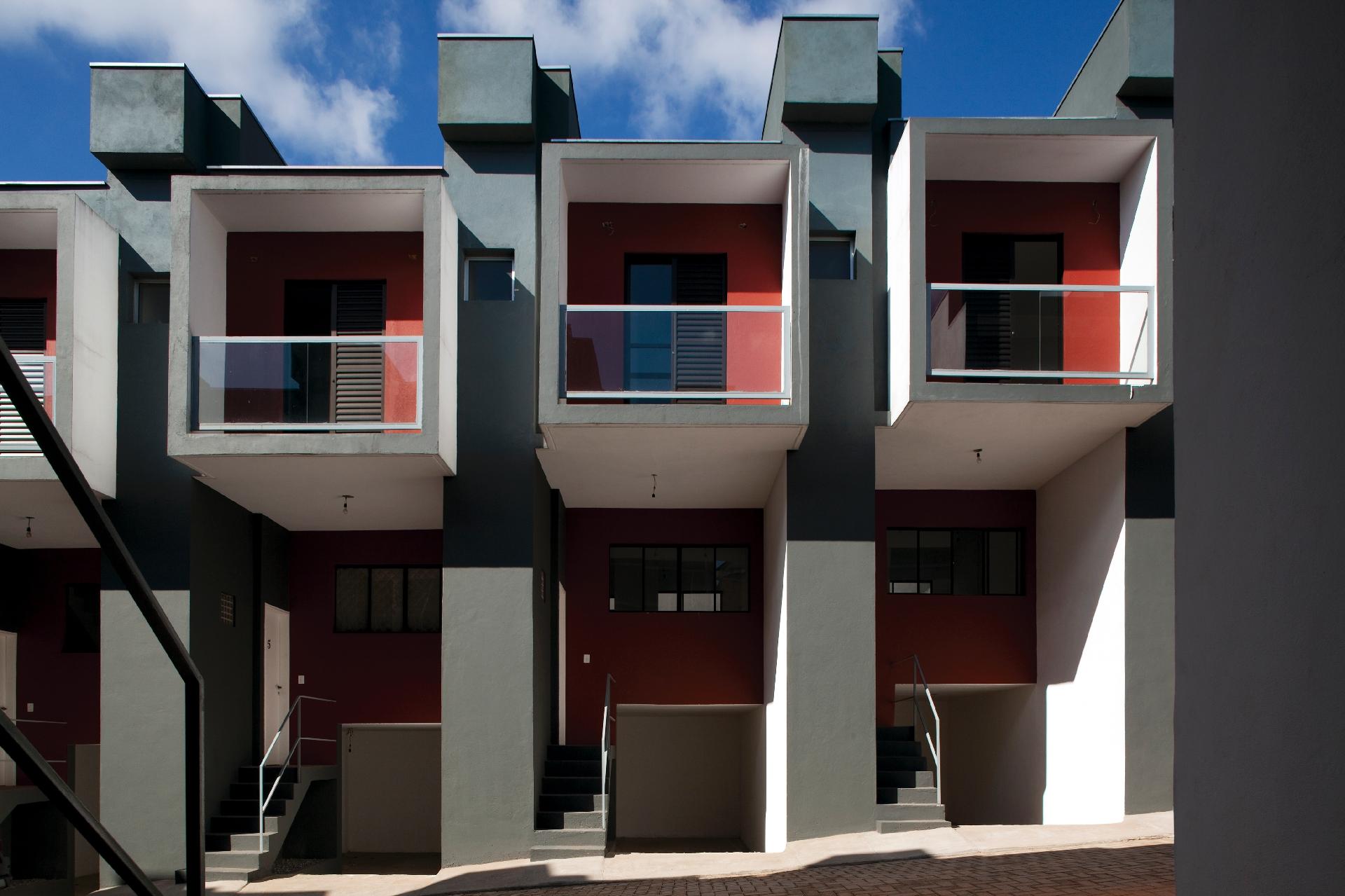 Yuri Vital desenvolveu casas de baixo custo com identidade arquitetônica: as unidades têm lajes em balanço embutidas em vigas chatas, que se conectam ao corpo da construção. O condomínio Boxhouse (1.011 m²) tem 17 casinhas com 46 m². Garagem, sala, lavabo, cozinha e lavanderia ficam embaixo e 2 quartos e 1 banheiro, em cima. O projeto é finalista do Prêmio Instituto Tomie Ohtake - AkzoNobel 2016 - Divulgação