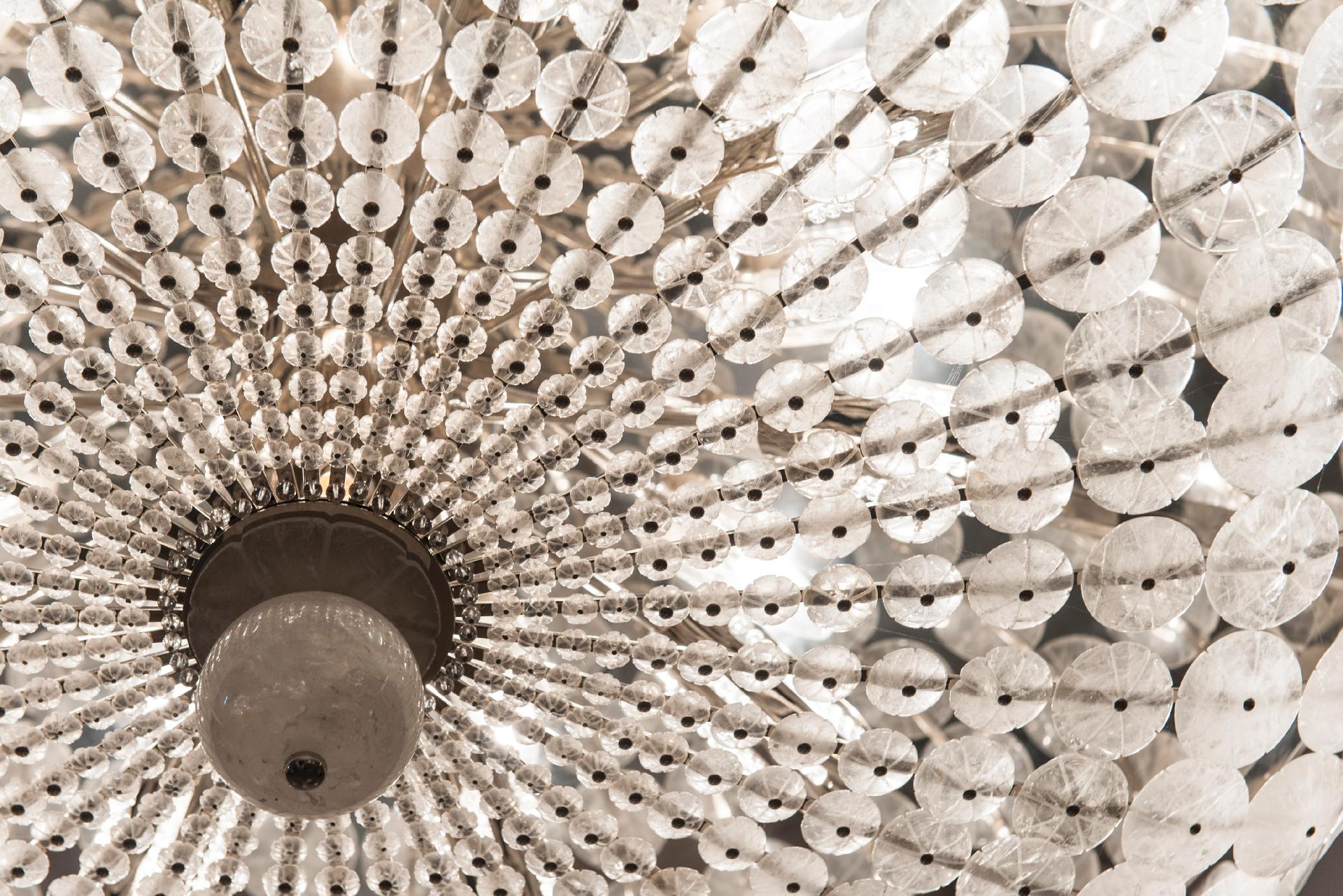 O lustre em cristal chama a atenção do visitante da edição paulistana da Casa Cor 2016. Vendido na Passado Composto (www.passadocomposto.com.br), é feito à mão em cristal de rocha e encontrado no espaço Galeria da Imagem, de André Carício - Katia Kuwabara/UOL