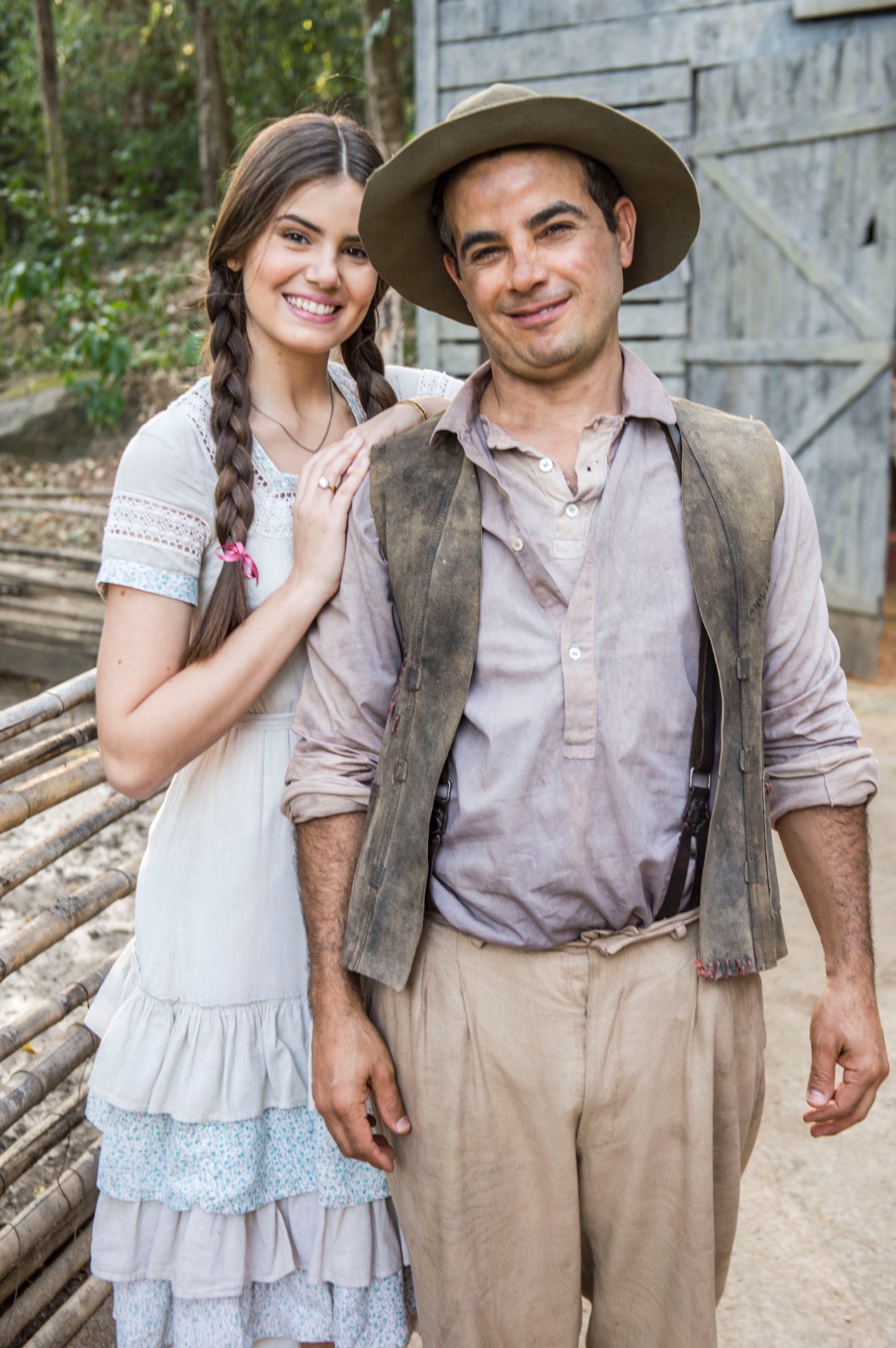 Jul.2016 - Anderson Di Rizzi (Zé dos Porcos) e Camila Queiroz (Madalda) gravam cena de "Eta Mundo Bom" - Divulgação /Globo