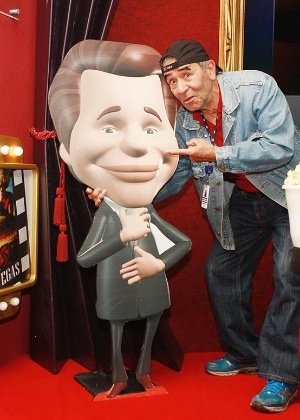 Ivo Holanda abraça caricatura de Silvio Santos no SBT - Roberto Nemanis/SBT - Roberto Nemanis/SBT