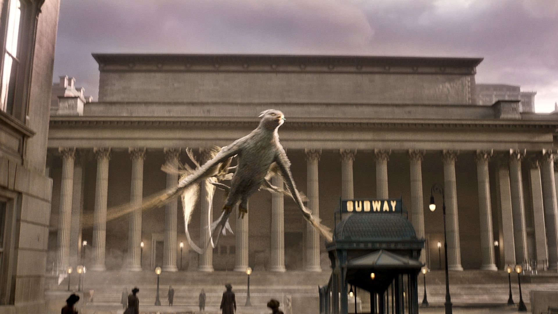 Criatura chamada de Pássaro-Trovão em cena de "Animais Fantásticos e Onde Habitam". O loga gira em torno  do personagem de Eddie Redmayne ("A Teoria de Tudo"), que interpreta o "magizoologista" Scamander - Divulgação /Warner