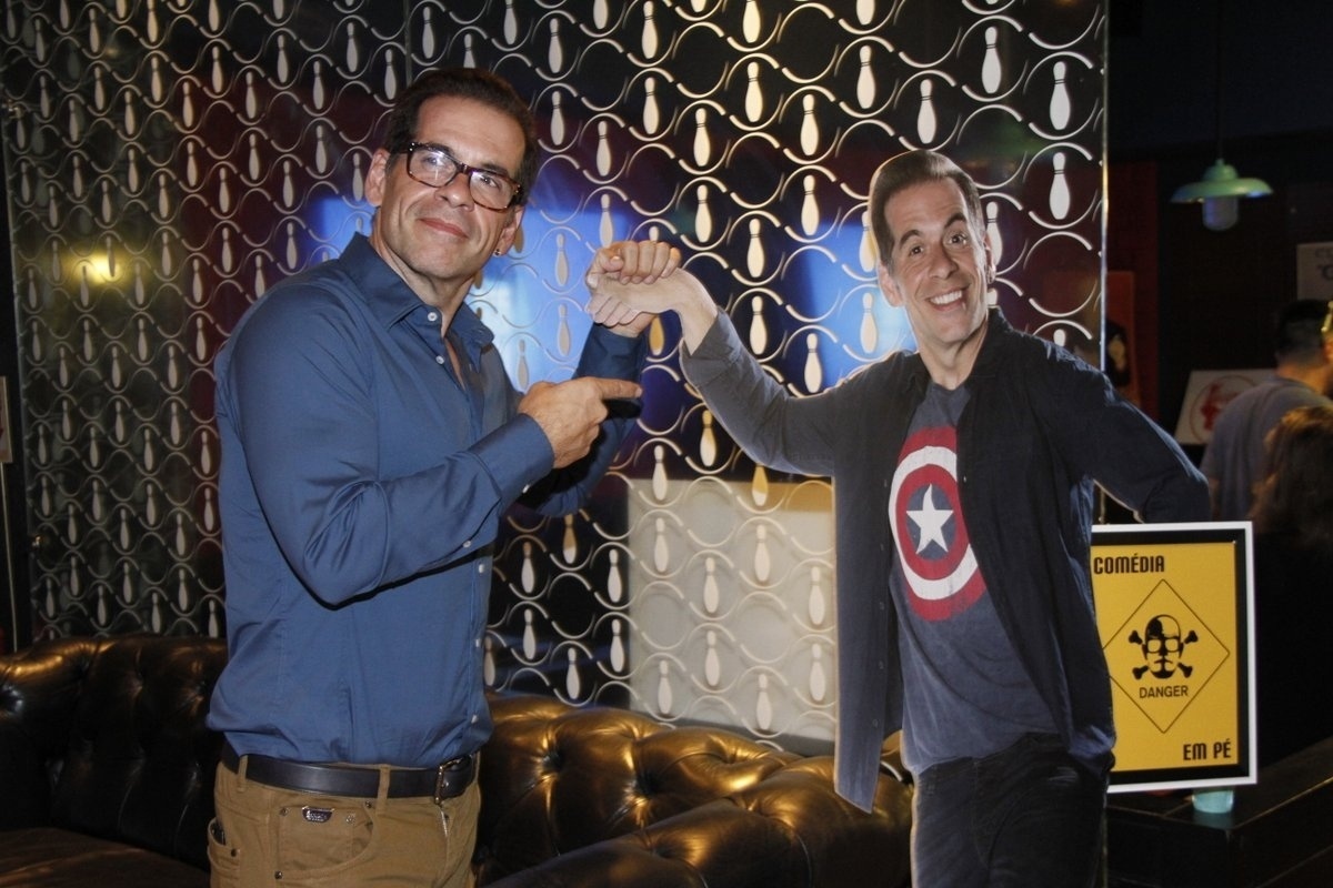 28.nov.2016 - Leandro Hassum posa ao lado de sua foto em tamanho real durante o lançamento da série "A Cara do Pai", em boliche na Barra da Tijuca, zona oeste do Rio de Janeiro - Marcos Ferreira/Brazil News