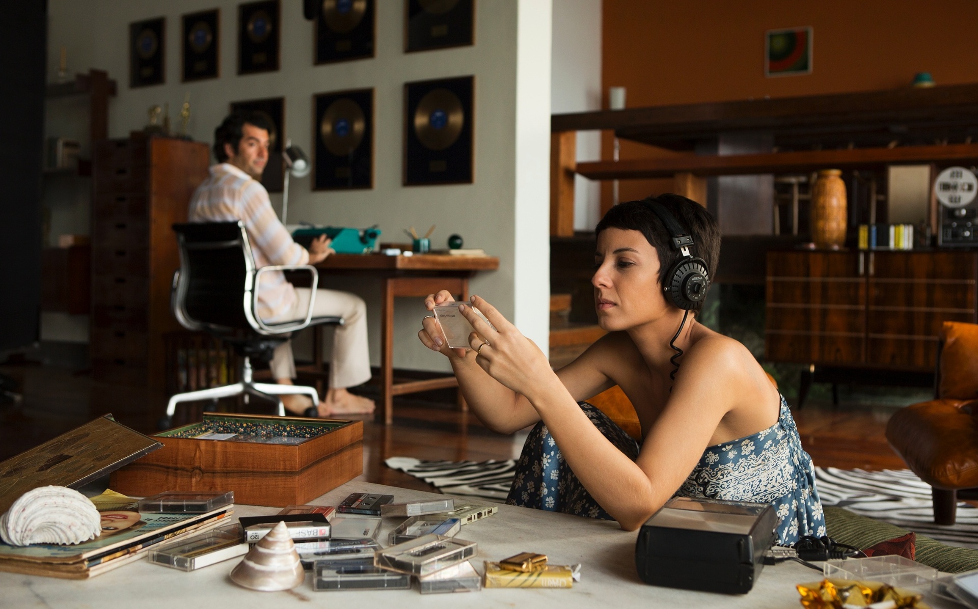 Elis Regina (Andreia Horta) com o primeiro marido, Ronaldo Bôscoli (Gustavo Machado), em cena de "Elis" - Divulgação