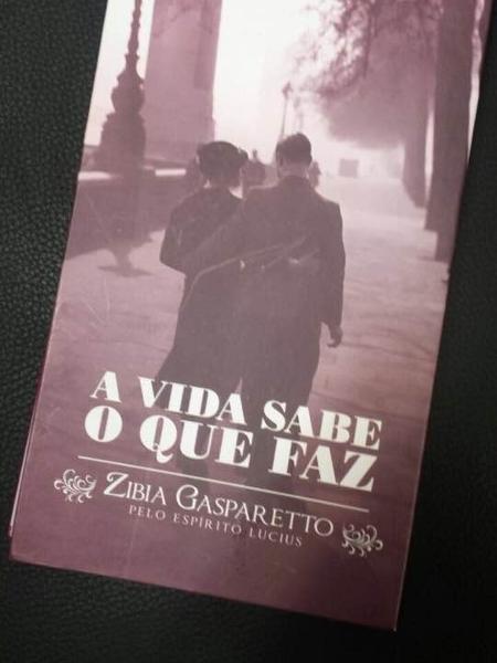 Leda Nagle publicou uma foto de um bloco com a capa do livro "A Vida Sabe o que Faz" - Reprodução/Facebook - Reprodução/Facebook