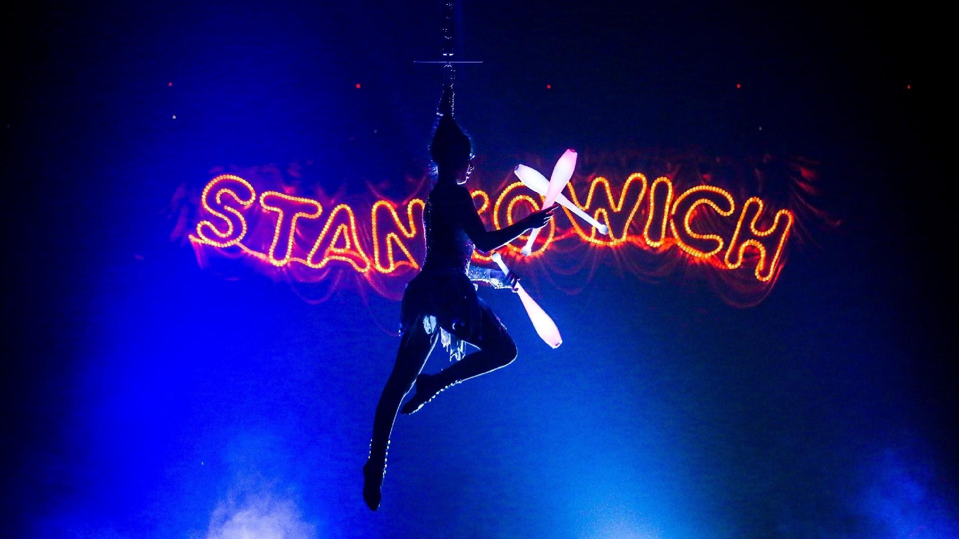 20.jan.2016 - Natalia Stankowich, 17 anos, filha do proprietário do circo, se apresenta no número malabarismo suspensa por uma corda amarrada em seus cabelos - Ricardo Matsukawa/UOL