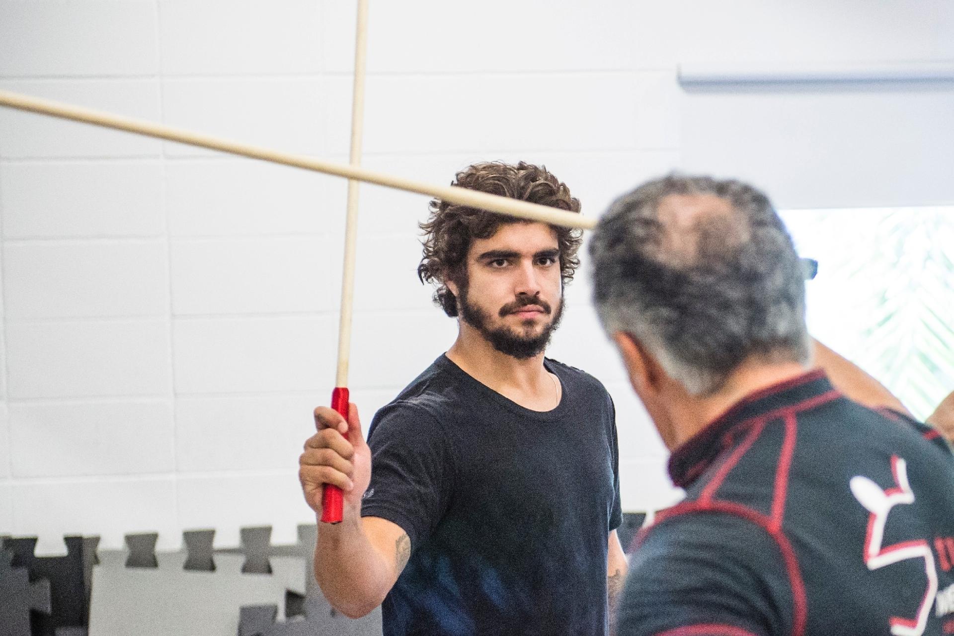 Preparação do elenco de "Novo Mundo": Caio Castro, que viverá Dom Pedro I, na novela das seis, faz aulas de luta com espada - Divulgação/TV Globo