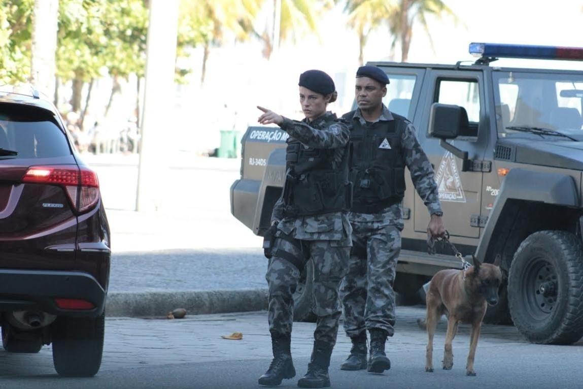Com cara de brava, Paolla Oliveira grava cenas de Jeiza, de "A Força do Querer", em uma blitz nas ruas do Leme, na zona sul do Rio - Ag.News