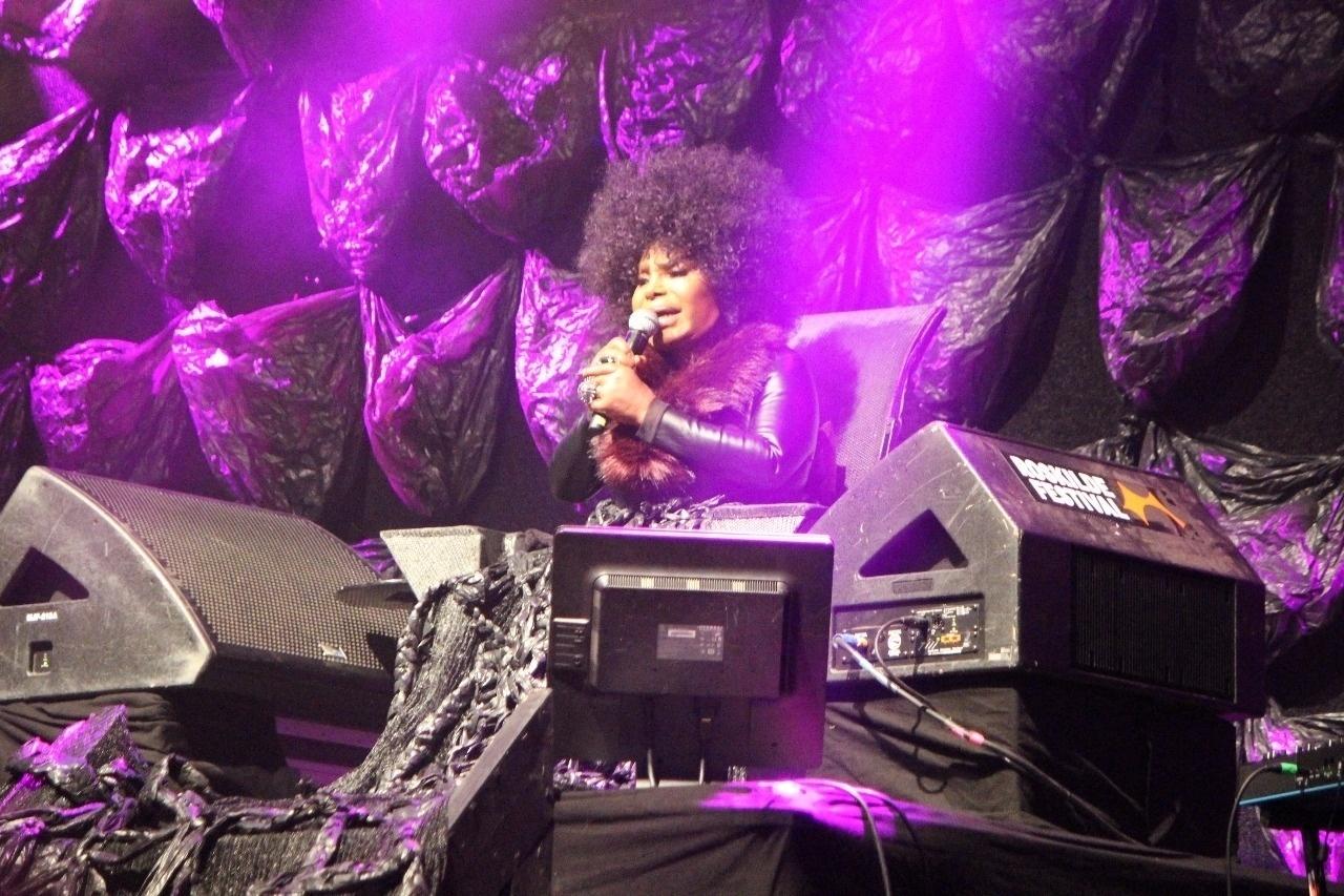 Elza Soares durante apresentação no Roskilde nesta quinta (29) - Felipe Branco Cruz/UOL