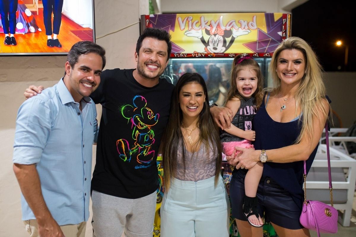 O humorista Ceará e a mulher, Mirella Santos, levam a filha Valentina à festa de três anos de Henry, filho de Simone e Kaká Diniz, em Orlando (EUA) - Diogo Alexandre/Brazil News Internacional