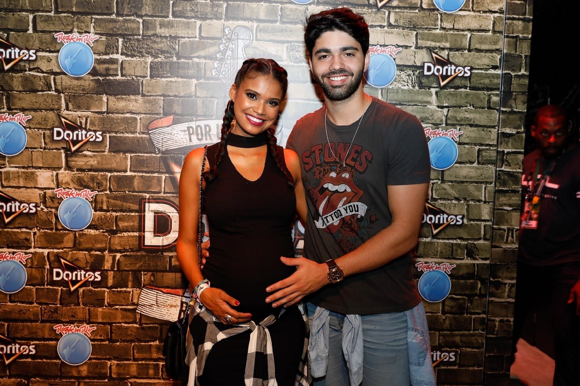 Grávida de oito meses, Aline Dias vai a camarote no Rock in Rio acompanhada do namorado, Rafael Cupello - Felipe Panfili/Divulgação