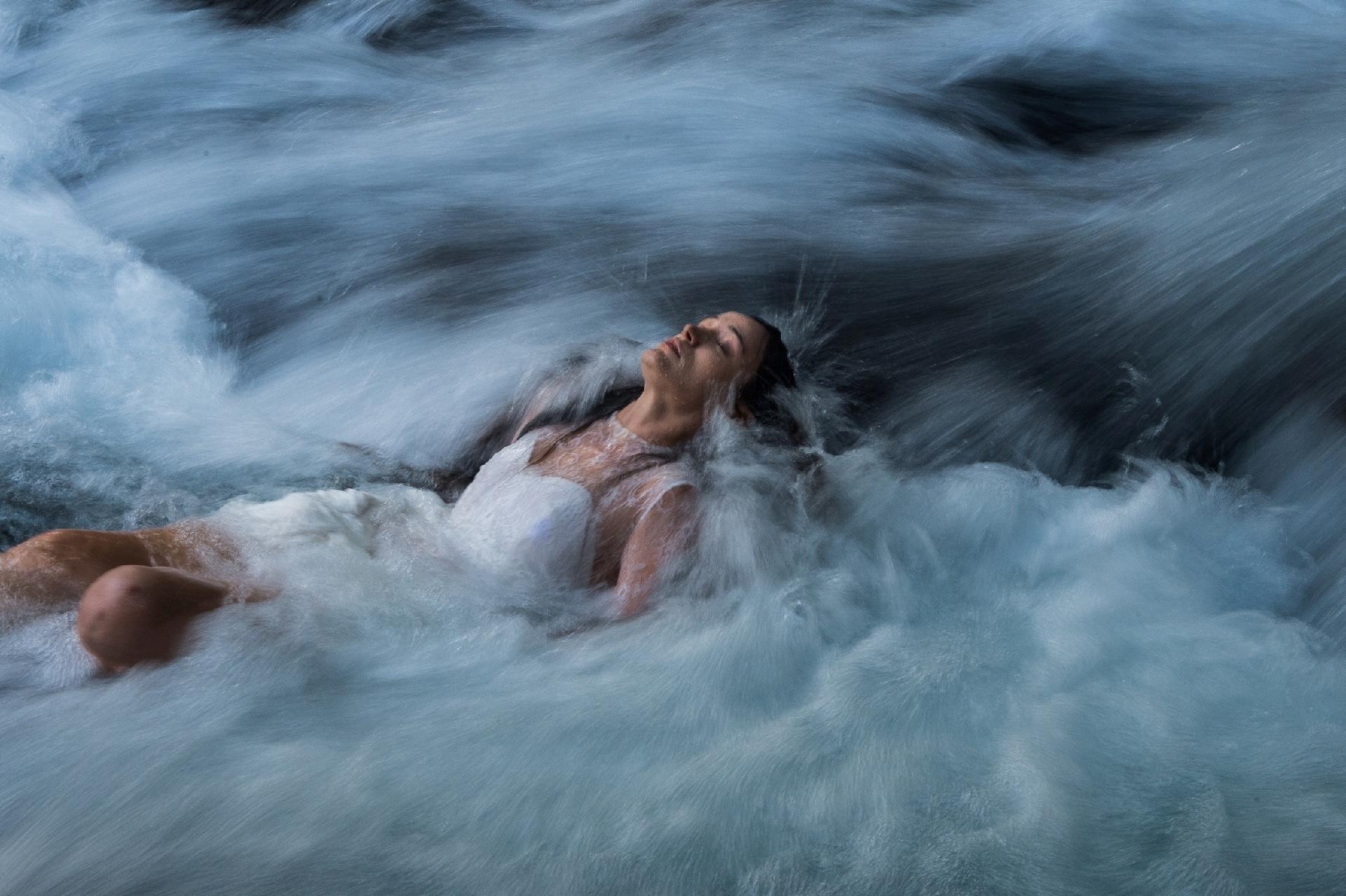 O sofrimento de Clara (Bianca Bin) é ilustrado por cenas metafóricas em "O Outro Lado do Paraíso" - Raquel Cunha/Globo