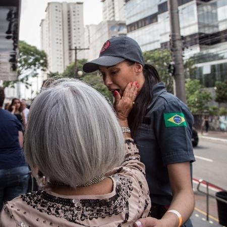 Bombeiros mulheres ajudam senhoras a entrarem no evento - Amanda Perobelli/UOL - Amanda Perobelli/UOL
