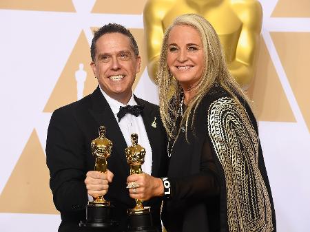 Lee Unkrich e Darla K. Anderson recebem o Oscar de melhor animação por "Viva - A Vida É Uma Festa" - Frazer Harrison/Getty Images/AFP