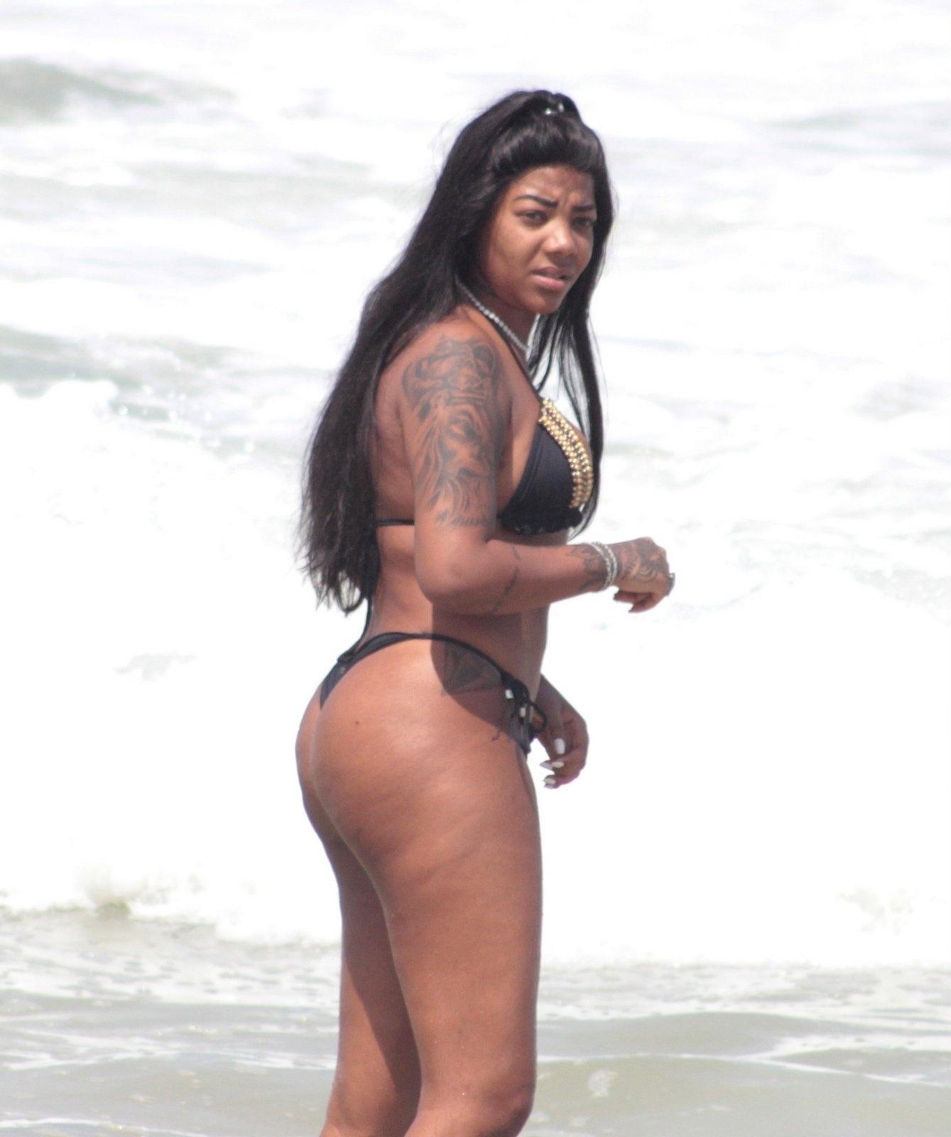Com um aplique longo no cabelo, Ludmilla exibe corpo tatuado na praia de Copacabana - Ag.News