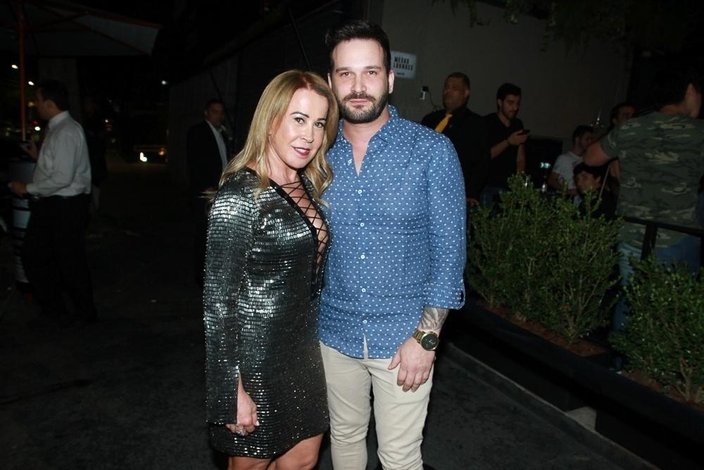 Zilu Camargo foi com o namorado, o fotógrafo Marco Augusto Ruggiero, ao aniversário de Ronald. O casal chegou junto de mãos dadas e não se desgrudou - Amauri Nehn/Brazil News