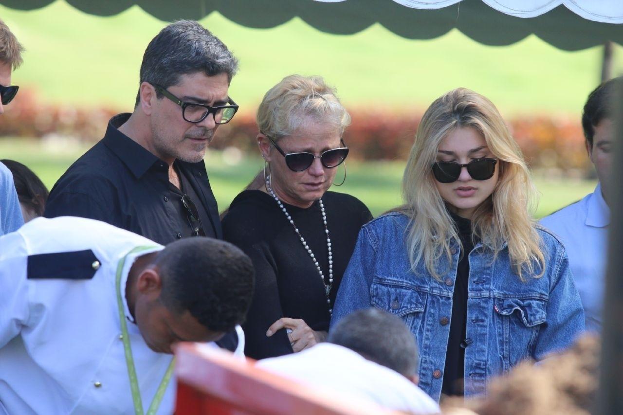 Junno Andrade, Xuxa Meneghel e Sasha se emocionam em enterro de dona Alda - Daniel Pinheiro/AgNews