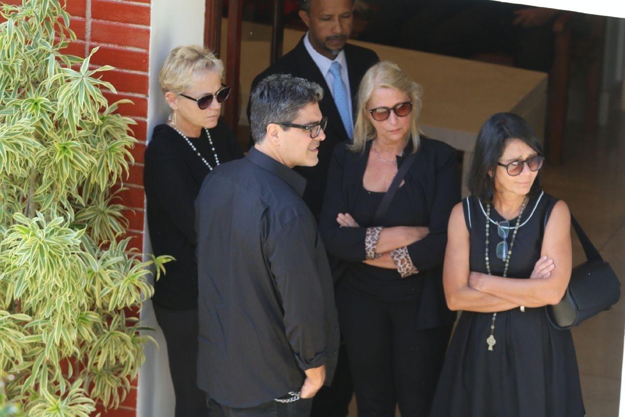 Xuxa Meneghel chega ao velório da mãe, dona Alda, acompanhada do namorado, Junno Andrade - Daniel Pinheiro/AgNews