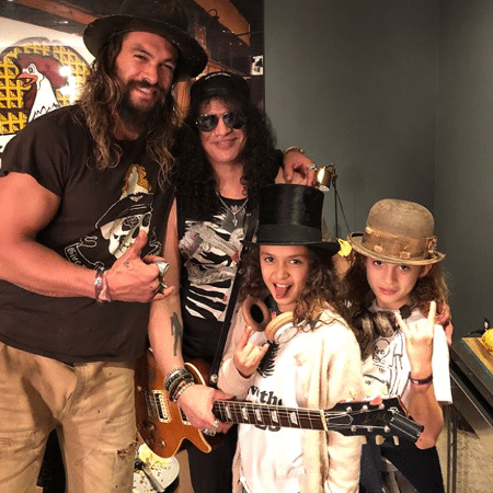 Jason Momoa e os filhos tietam o guitarrista Slash - Reprodução/Instagram - Reprodução/Instagram