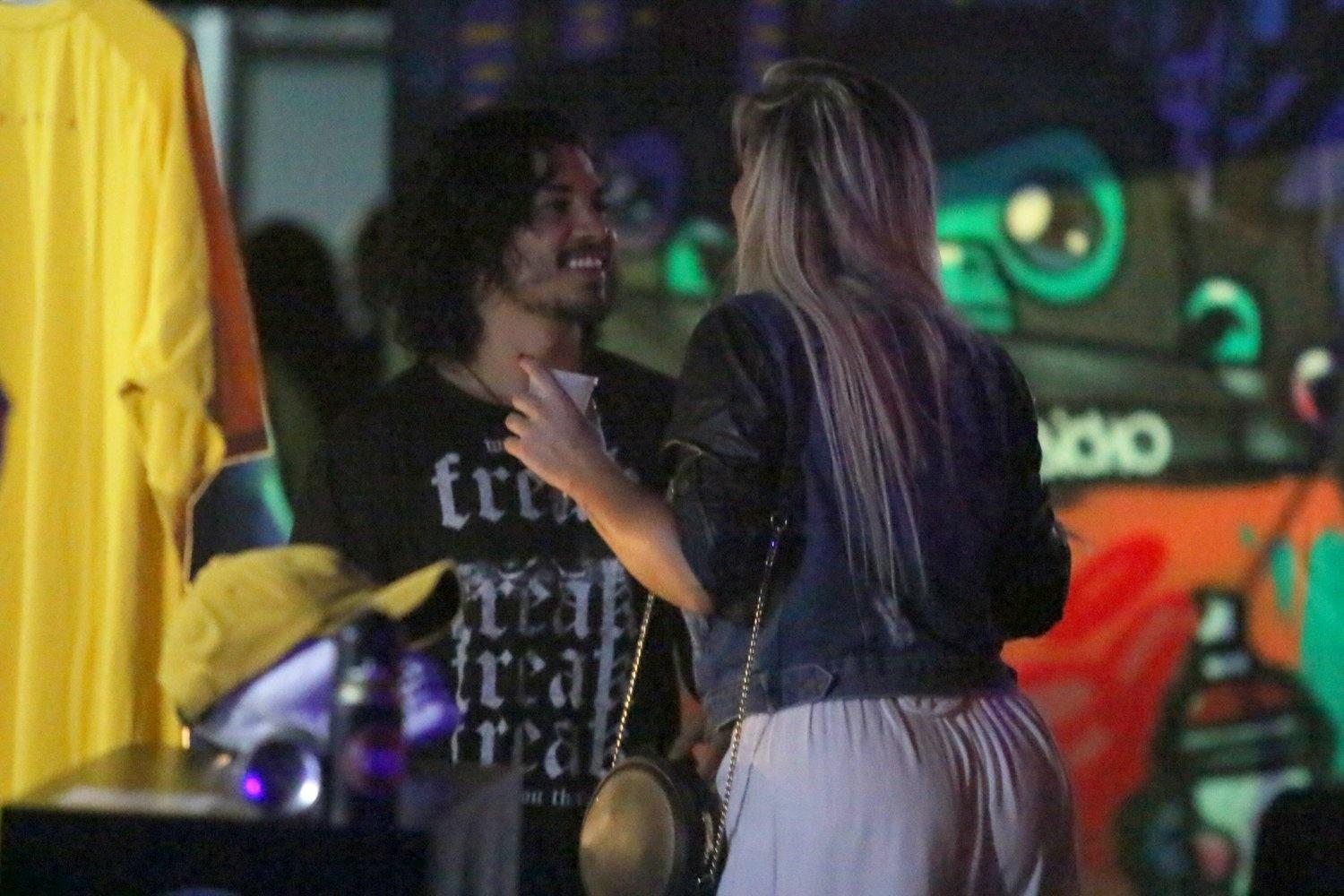 O ator Douglas Sampaio foi flagrado aos beijos com a modelo Veridiana Freitas na festa "Chega Junto", na zona portuária do Rio de Janeiro neste sábado (3) - Divulgação