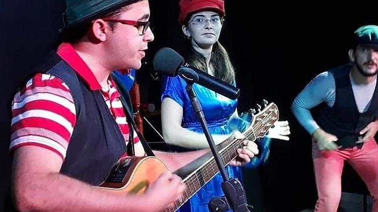 Mailson e sua mulher, Yane, cuidam de uma companhia teatral em sua cidade, Varjota - Arquivo Pessoal - Arquivo Pessoal