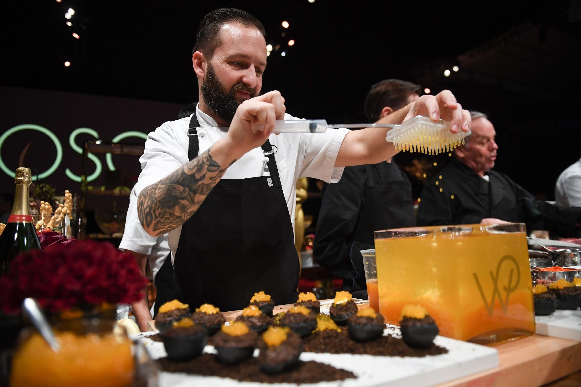 Chef Garry Larduinat cria uma sobremesa com maracujá e chocolate para ser servida no Oscar - Robyn Beck/AFP