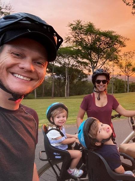 Michel Teló em passeio com a mulher, Thais Fersoza, e os filhos, Melinda e Teodoro - Reprodução/ Instagram