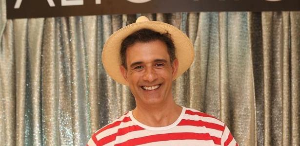 'Dá pra beijar' | Solteiro após 1 ano, Marcos Pasquim curte desfile soltinho