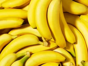 Melhora visão noturna, reduz risco de leucemia: os benefícios da banana