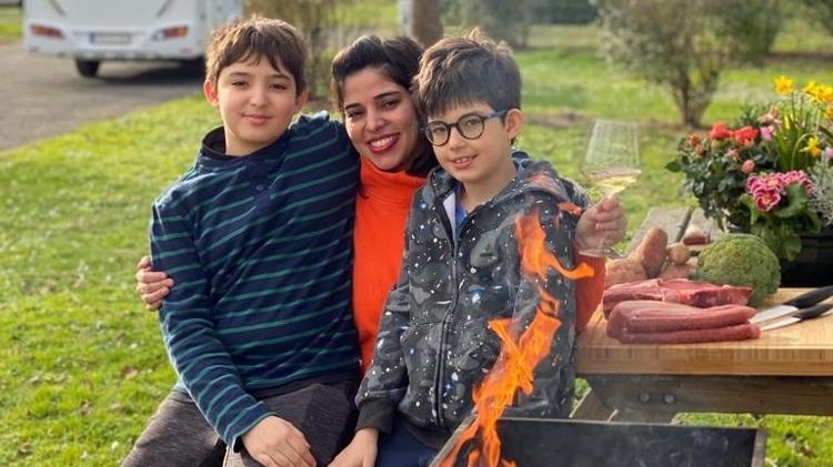 Ana Luiza com os filhos: saudades do Brasil amenizada é amenizada com feijoada - Arquivo pessoal