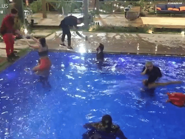 Peões curtem piscina após fim da festa shippados em "A Fazenda 2020"